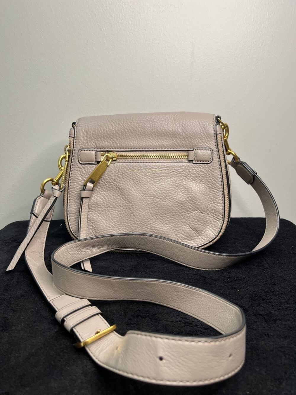 Marc Jacobs Recruit Nomad Pebbled Leather Saddle Crossbody Bag Taupe Gray - Picture 1 of 14
